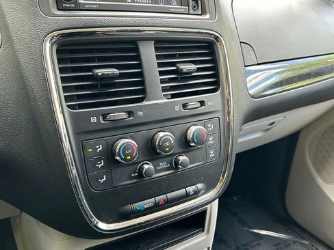 Used 2019 Dodge Grand Caravan SE FWD image 20