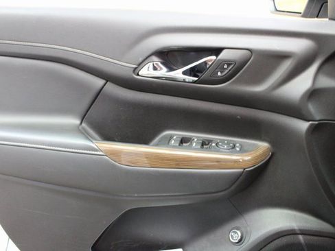 Used 2023 GMC Acadia SLE image 9