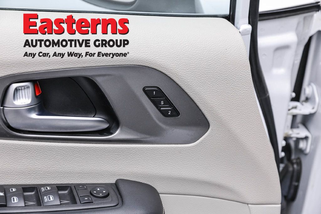 Used 2023 Chrysler Pacifica Touring-L FWD image 23