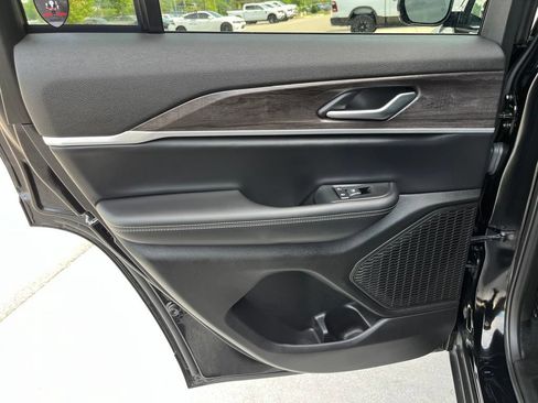 Used 2025 Jeep Grand Cherokee Limited AWD/4WD image 14
