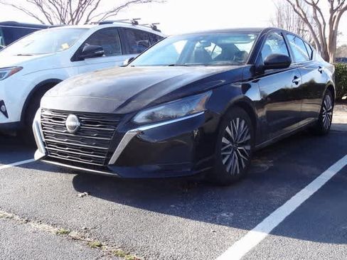 Used 2024 Nissan Altima 2.5 SV image 1