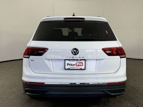 Used 2022 Volkswagen Tiguan SE w/ Panoramic Sunroof Package FWD image 6
