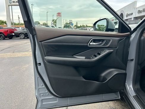 Used 2021 Nissan Rogue Platinum AWD/4WD image 27