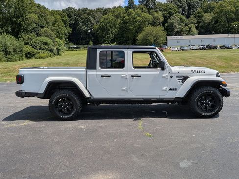 Certified 2022 Jeep Gladiator Willys image 3
