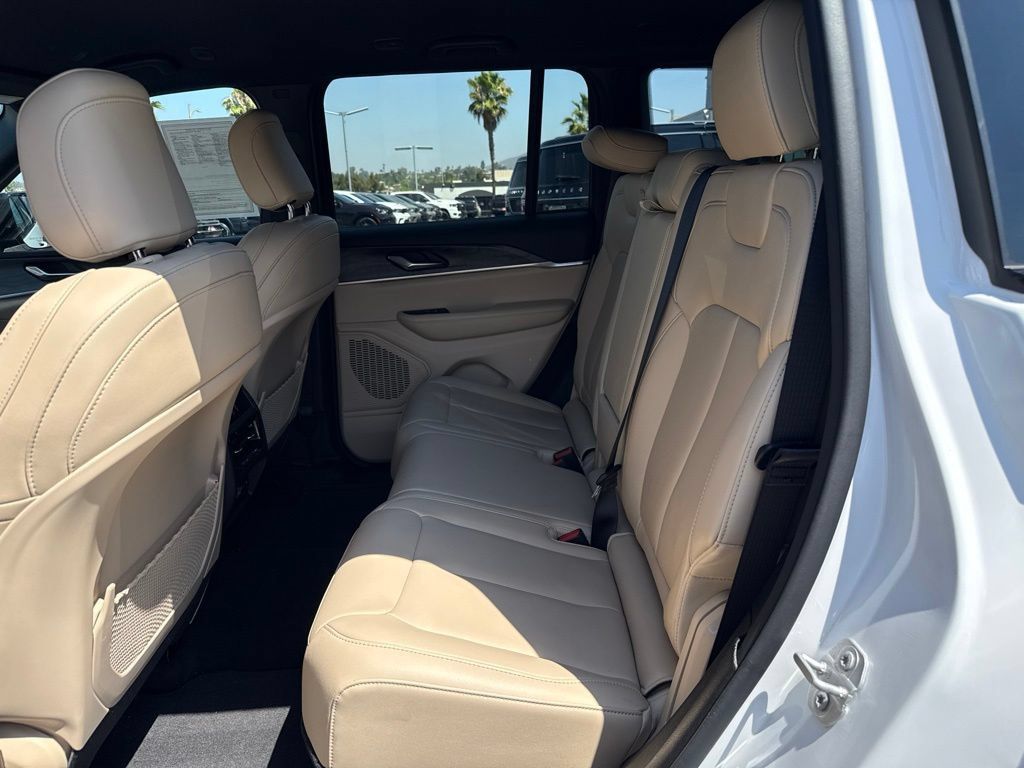 Certified 2025 Jeep Grand Cherokee Limited w/ Trailer Tow Package AWD/4WD image 15