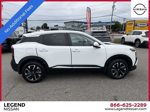Used 2025 Nissan Kicks SV AWD/4WD image 2