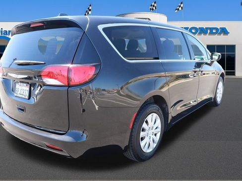 Used 2020 Chrysler Voyager L FWD image 7