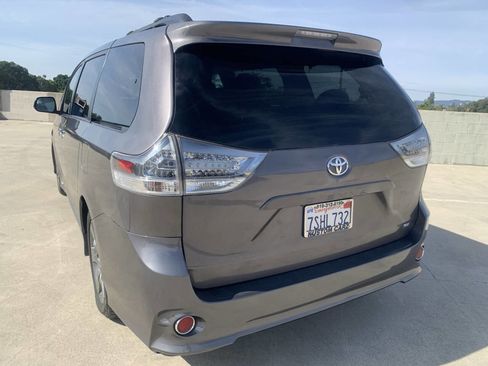 Used 2016 Toyota Sienna SE image 10