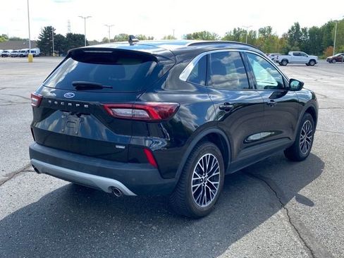 Used 2023 Ford Escape SE image 3