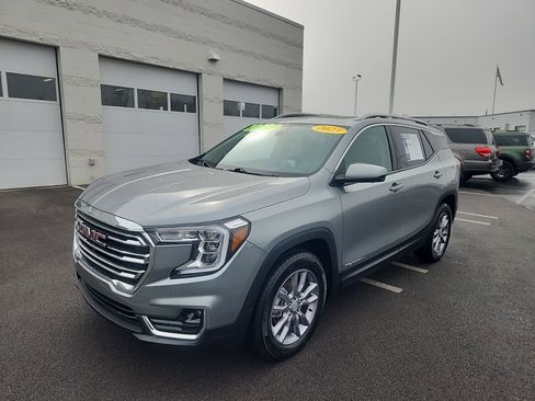 Used 2023 GMC Terrain SLT w/ Infotainment Package II image 2