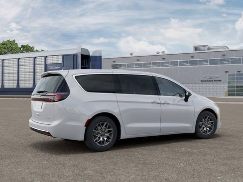 New 2027 Chrysler Pacifica Limited FWD image 4