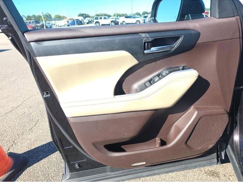 Used 2021 Toyota Highlander XLE image 25