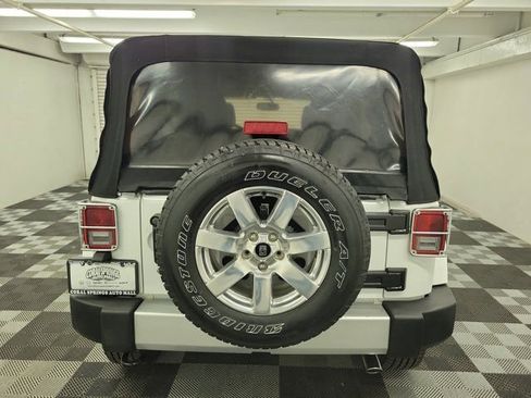 Used 2014 Jeep Wrangler Unlimited Sahara w/ Dual Top Group AWD/4WD image 5