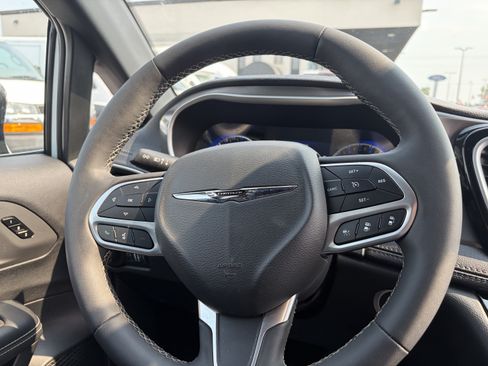 Used 2025 Chrysler Pacifica Select FWD image 12