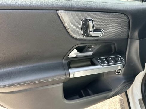 Used 2022 Mercedes-Benz GLB 250 4MATIC image 14