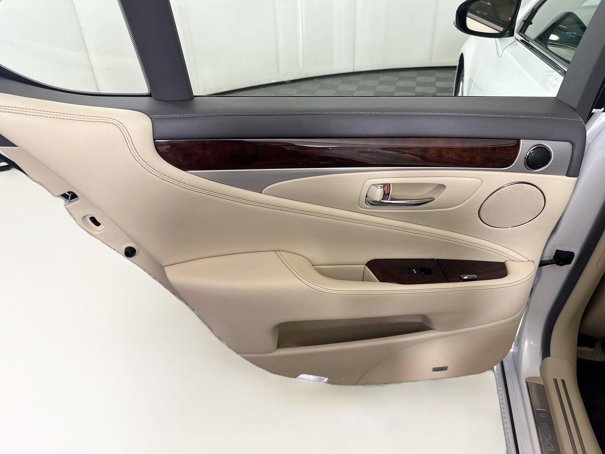 Used 2015 Lexus LS 460 w/ Comfort Package RWD image 27