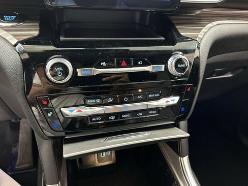Used 2022 Ford Explorer Limited w/ Equipment Group 301A AWD/4WD image 17