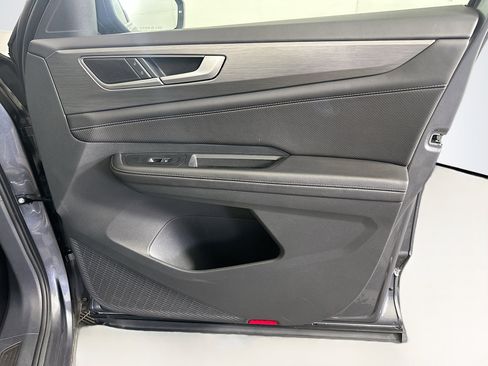 Used 2025 Volkswagen Atlas Cross Sport SE image 32