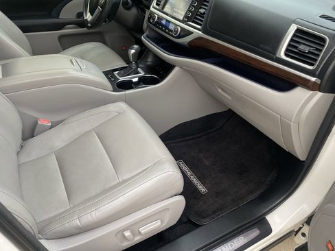 Used 2015 Toyota Highlander Limited Platinum image 3