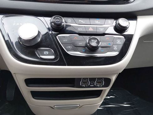 Used 2024 Chrysler Pacifica Touring-L FWD image 29