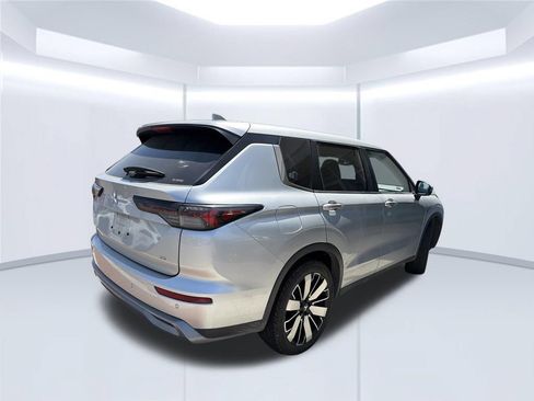 Used 2025 Mitsubishi Outlander SE AWD/4WD image 3