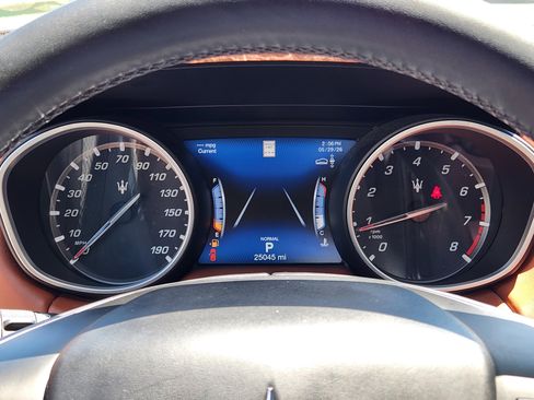 Used 2019 Maserati Levante GranLusso AWD/4WD image 24