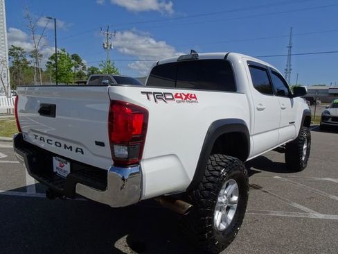 Used 2019 Toyota Tacoma TRD Off-Road AWD/4WD image 4