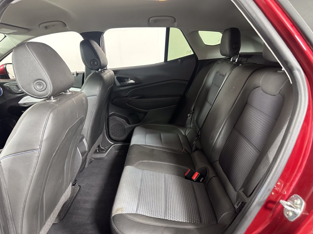 Used 2025 Chevrolet Trax LT w/ LT Convenience Package FWD image 19