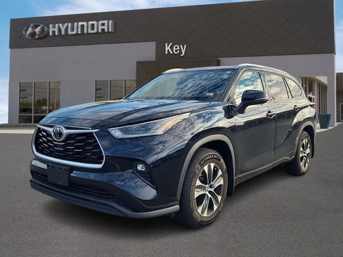 Used 2021 Toyota Highlander XLE AWD/4WD image 7