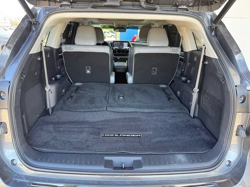 Used 2021 Toyota Highlander Platinum FWD image 46