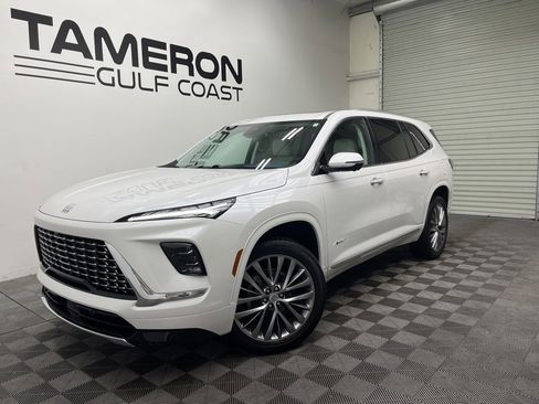 Used 2025 Buick Enclave Avenir image 1