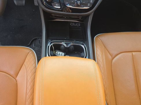 Used 2022 Chrysler Pacifica Pinnacle FWD image 16