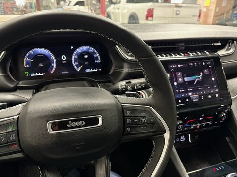 Used 2024 Jeep Grand Cherokee Altitude AWD/4WD image 2