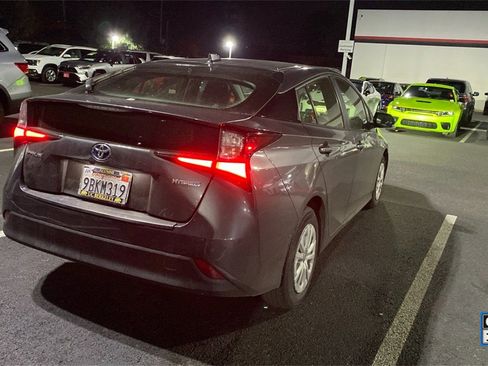 Used 2022 Toyota Prius LE image 2