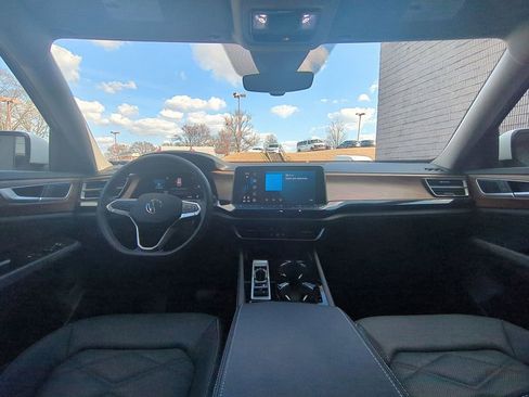 Used 2025 Volkswagen Atlas SE image 25