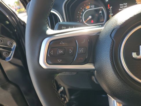 Used 2025 Jeep Wrangler Sahara image 29