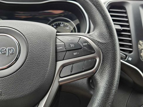 Used 2019 Jeep Cherokee Latitude w/ Popular Appearance Group AWD/4WD image 31