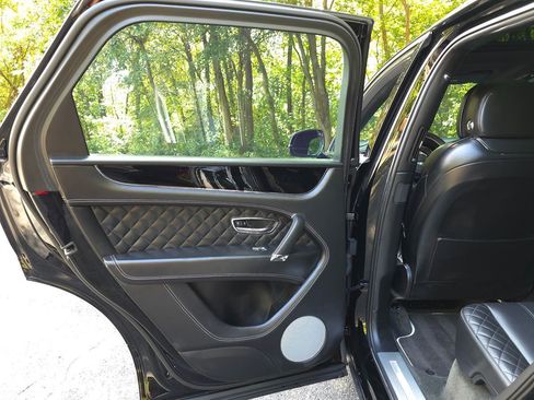 Used 2020 Bentley Bentayga Plug-In Hybrid image 33