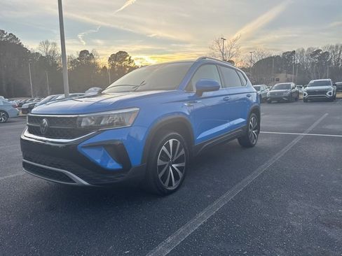 Used 2023 Volkswagen Taos SE w/ Panoramic Sunroof Package image 9