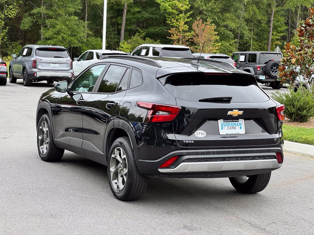 Used 2025 Chevrolet Trax LT FWD image 7