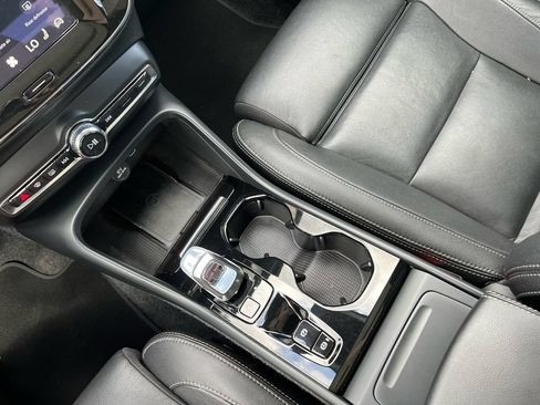 Certified 2025 Volvo XC40 B5 Plus AWD/4WD image 19