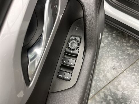Used 2022 Chevrolet Blazer LT w/ Sound & Technology Package FWD image 8