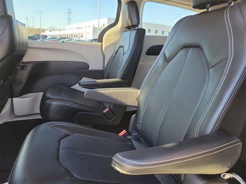Used 2020 Chrysler Voyager Lxi image 9