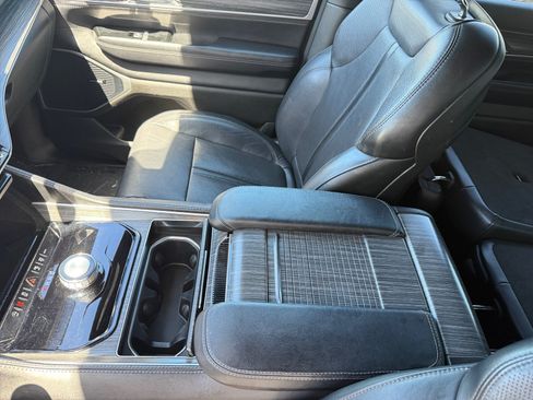 Used 2024 Jeep Wagoneer L Series II RWD image 14