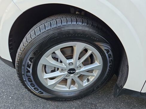 Used 2024 Kia Carnival LX image 33