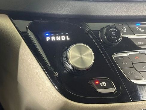 Used 2023 Chrysler Pacifica Touring-L FWD image 31