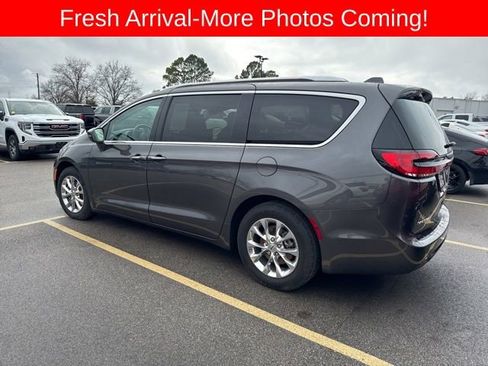 Used 2021 Chrysler Pacifica Touring-L w/ Uconnect Theater Family Group image 9