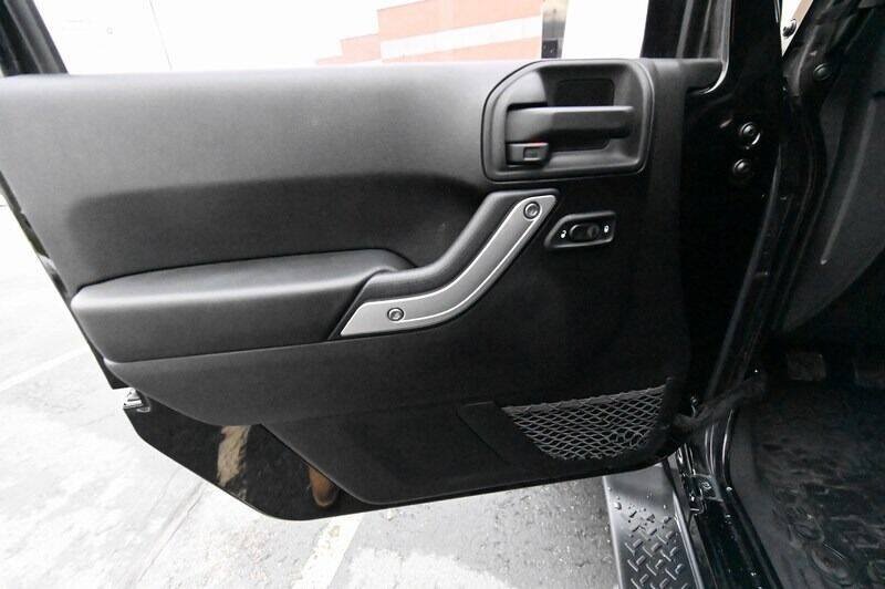 Used 2015 Jeep Wrangler Unlimited Sahara w/ Dual Top Group AWD/4WD image 28