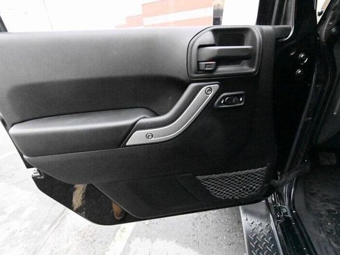 Used 2015 Jeep Wrangler Unlimited Sahara w/ Dual Top Group AWD/4WD image 28