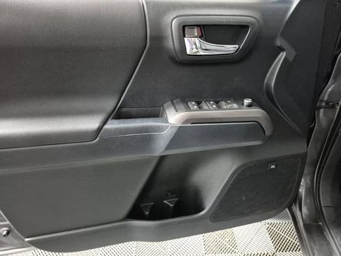 Used 2016 Toyota Tacoma TRD Sport AWD/4WD image 13